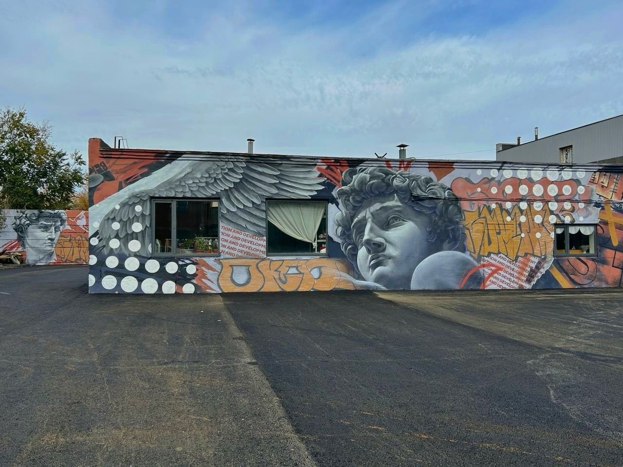Роспись фасада здания в Москве — GraffitiCrew
